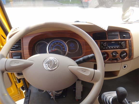 東風(fēng)8-10米高空作業(yè)平臺車