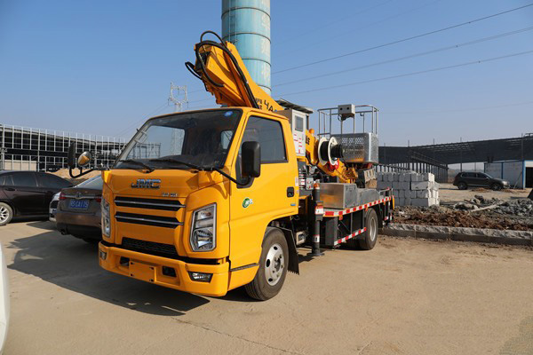 直臂式高空作業(yè)車的特點及優(yōu)勢
