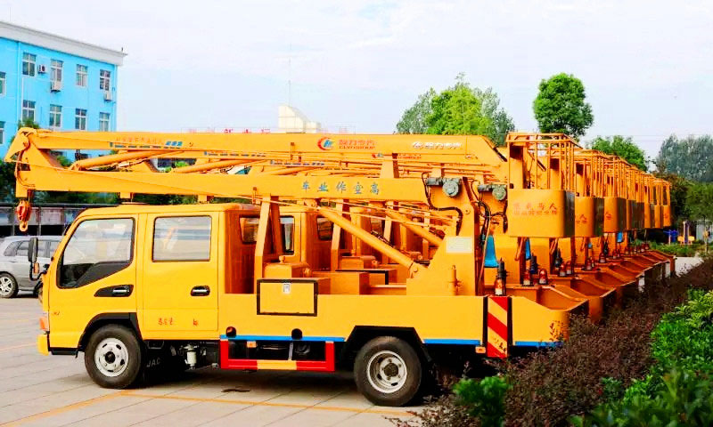 在行駛中高空作業(yè)車需要注意哪些
