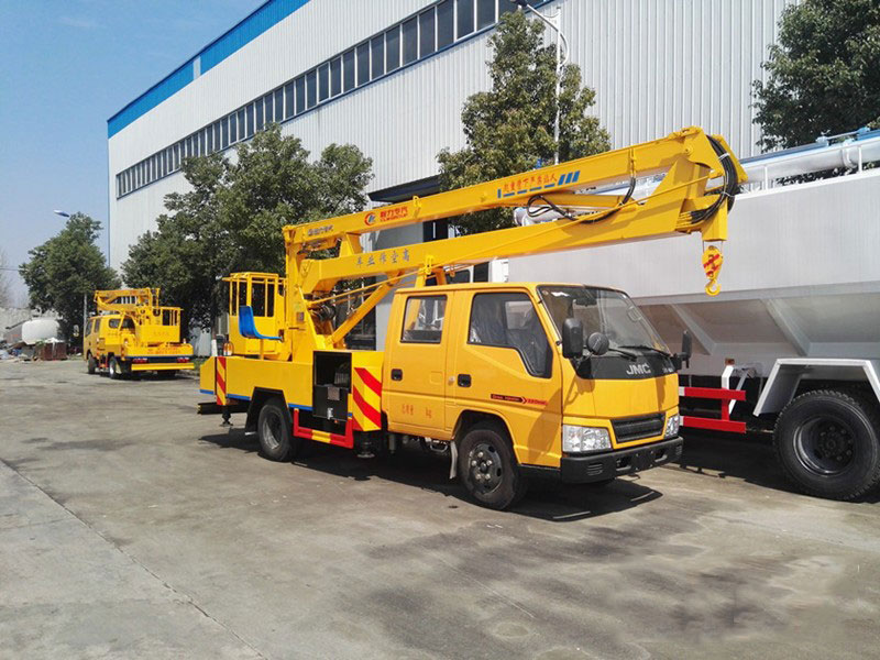 內(nèi)蒙古江鈴曲臂式高空作業(yè)車整車待發(fā)