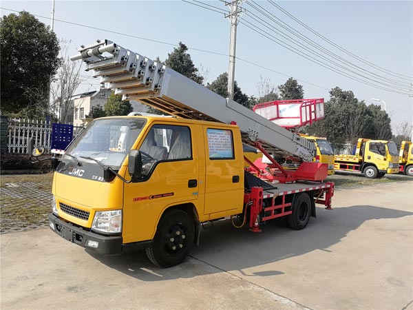 28米高空云梯作業(yè)車圖片展