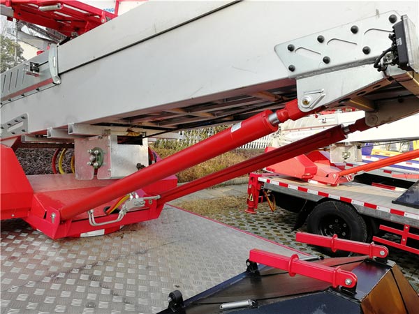 28米高空云梯作業(yè)車圖片展