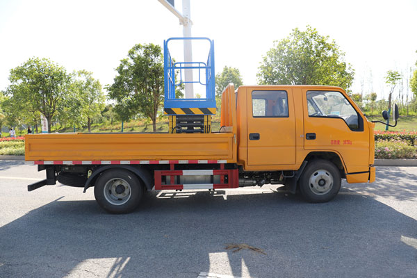 江鈴順達(dá)雙排國六8米剪刀式高空作業(yè)車有什么不同