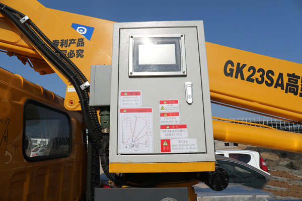 折疊臂式與直臂式高空作業(yè)車的劣勢與優(yōu)勢對比