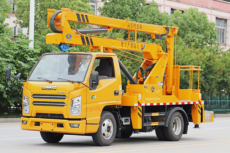 江鈴13.5米單排藍(lán)牌高空作業(yè)車