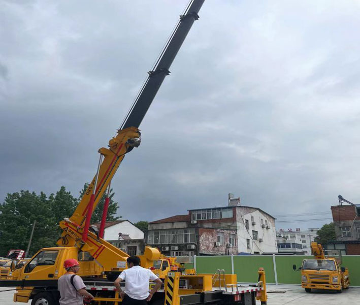 江鈴順達(dá)國(guó)六25米27米藍(lán)牌伸縮臂高空作業(yè)車