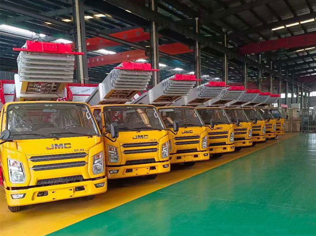 雙排駕駛室的江鈴藍(lán)牌云梯作業(yè)車批量發(fā)車 C證就可駕駛