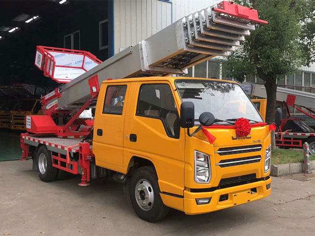 雙排駕駛室的江鈴藍(lán)牌云梯作業(yè)車批量發(fā)車 C證就可駕駛