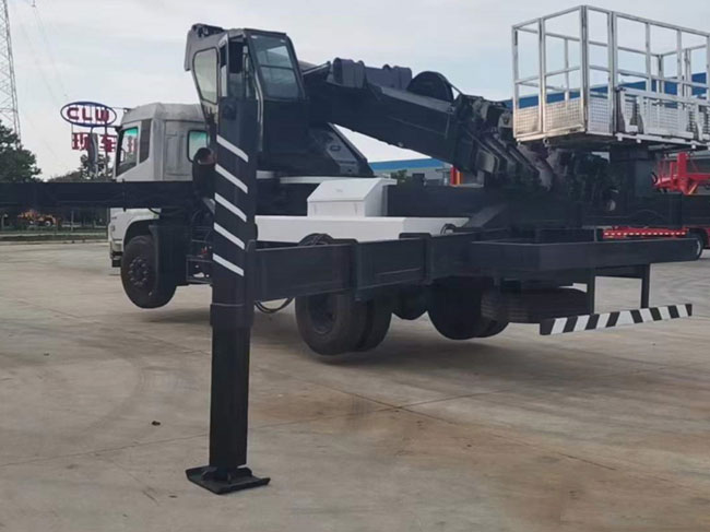 舉升高度45米的東風(fēng)天錦高空作業(yè)車(chē)