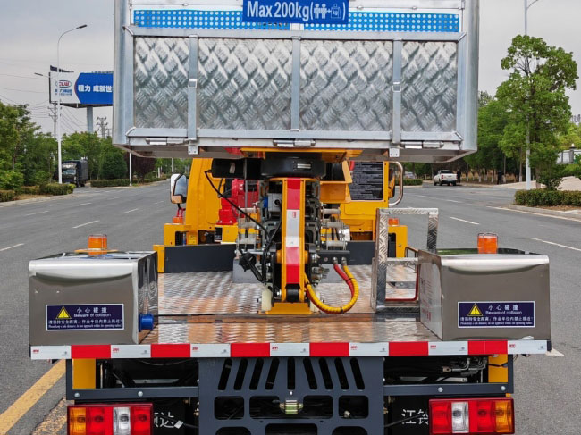 藍(lán)牌江鈴順達(dá)23米高空作業(yè)車送往浙江義烏交車