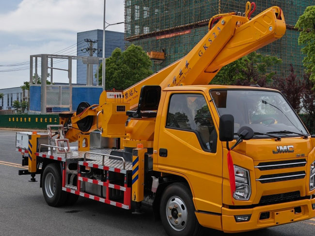 藍(lán)牌江鈴順達(dá)23米高空作業(yè)車送往浙江義烏交車