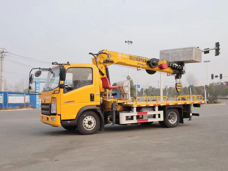 恭喜新疆楊總第一次嘗試帶吊的高空作業(yè)車